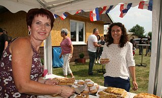 An der Kuchentheke: Mirela Austenfeld (r.) hat von Ljubica Halilovic ein leckeres Stück auf den Teller gelegt bekommen. - Andreas Götte An der Kuchentheke: Mirela Austenfeld (r.) hat von Ljubica Halilovic ein leckeres Stück auf den Teller gelegt bekommen. - Andreas Götte