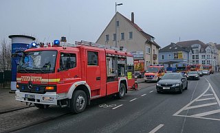Die Feuerwehr ist mit einem Großaufgebot an der Jöllenbecker Straße im Einsatz. - Andreas Zobe Die Feuerwehr ist mit einem Großaufgebot an der Jöllenbecker Straße im Einsatz. - Andreas Zobe
