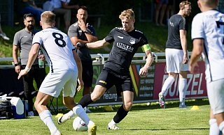 Theesens Spielführer Laurens Flocke (schwarzes Trikot) geht von einem 3:1–Sieg seines VfL aus. - Peter Unger Theesens Spielführer Laurens Flocke (schwarzes Trikot) geht von einem 3:1–Sieg seines VfL aus. - Peter Unger