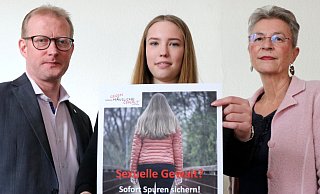 Thomas Meyer (v.l.), Jasmin Freek, Ulrike Harder-Möller wollen die Anlaufstellen nach einer Vergewaltigung bekannt machen. In Enger sind an vielen Orten Plakate aufgehängt, die Frauen informieren. - Andreas Sundermeier Thomas Meyer (v.l.), Jasmin Freek, Ulrike Harder-Möller wollen die Anlaufstellen nach einer Vergewaltigung bekannt machen. In Enger sind an vielen Orten Plakate aufgehängt, die Frauen informieren. - Andreas Sundermeier