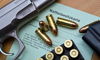 Eine Kaliber 9 mm Pistole, Patronen und ein Magazin liegen in unserem Symbolbild auf einer Waffenbesitzkarte. Sie dokumentiert, welche Waffen sich im Eigentum einer Person befinden. - picture alliance/dpa Eine Kaliber 9 mm Pistole, Patronen und ein Magazin liegen in unserem Symbolbild auf einer Waffenbesitzkarte. Sie dokumentiert, welche Waffen sich im Eigentum einer Person befinden. - picture alliance/dpa