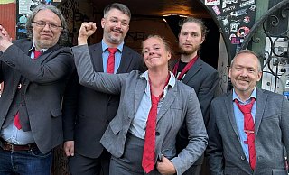 Rainer Drees (v.l.), Christian Loth, Spitzenkandidatin Lena Oberbäumer, Bjarne Lange und Daniel Hofmann im Mai 2025 nach der Aufstellung der Listen mit den Kandidaten und Kandidatinnen der "Partei" für die Kommunalwahl. - Die Partei Rainer Drees (v.l.), Christian Loth, Spitzenkandidatin Lena Oberbäumer, Bjarne Lange und Daniel Hofmann im Mai 2025 nach der Aufstellung der Listen mit den Kandidaten und Kandidatinnen der "Partei" für die Kommunalwahl. - Die Partei