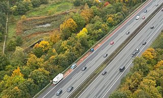 Ein Wohnmobil hat auf der A2 im Bereich Bielefelder Berg Öl verloren. Die Ölspur zog sich auf dem Standstreifen auf einer Länge von 1,5 Kilometern hin. - Jürgen Mahncke Ein Wohnmobil hat auf der A2 im Bereich Bielefelder Berg Öl verloren. Die Ölspur zog sich auf dem Standstreifen auf einer Länge von 1,5 Kilometern hin. - Jürgen Mahncke