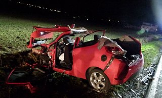 Das Auto wurde beim Zusammenprall zerstört. - Polizei Minden-Lübbecke Das Auto wurde beim Zusammenprall zerstört. - Polizei Minden-Lübbecke