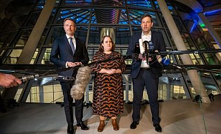Die Parteichefs der Koalitionsparteien, Lars Klingbeil (SPD, r-l), Ricarda Lang (Grüne) und Christian Lindner (FDP) sprechen im Bundestag nach dem Koalitionsausschuss. - Michael Kappeler/dpa Die Parteichefs der Koalitionsparteien, Lars Klingbeil (SPD, r-l), Ricarda Lang (Grüne) und Christian Lindner (FDP) sprechen im Bundestag nach dem Koalitionsausschuss. - Michael Kappeler/dpa