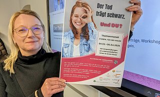 Netzwerkkoordinatorin Meike Gast präsentiert das Plakat zum Themenmonat Tod. - Burkhard Battran Netzwerkkoordinatorin Meike Gast präsentiert das Plakat zum Themenmonat Tod. - Burkhard Battran