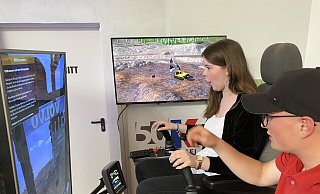 Emma Nävy testet auf unserem Archivbild in der Zukunftswerkstatt den Baggersimulator der Firma Kögel, den Kim Lucas Meier ihr erklärt. - Nicole Sielermann Emma Nävy testet auf unserem Archivbild in der Zukunftswerkstatt den Baggersimulator der Firma Kögel, den Kim Lucas Meier ihr erklärt. - Nicole Sielermann