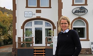 Anna-Lena Meurers Geschäft, "Lenas Laden", hat Platz im Klosterkrug gefunden und ist auch von der Straße aus per hölzernem Podest bestens erreichbar. - Madita Schellenberg Anna-Lena Meurers Geschäft, "Lenas Laden", hat Platz im Klosterkrug gefunden und ist auch von der Straße aus per hölzernem Podest bestens erreichbar. - Madita Schellenberg