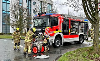 Einsatzkräfte der Feuerwehr Paderborn an der Brandstelle im Technologiepark. - Ralph Meyer Einsatzkräfte der Feuerwehr Paderborn an der Brandstelle im Technologiepark. - Ralph Meyer