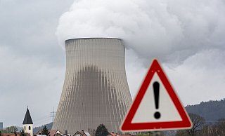 Ein Warnschild vor dem Kernkraftwerk Isar 2. - Armin Weigel/dpa Ein Warnschild vor dem Kernkraftwerk Isar 2. - Armin Weigel/dpa