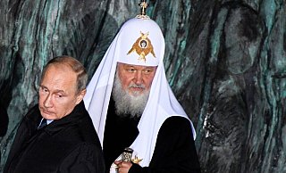 Der russische Patriarch Kyrill wirft ausländischen Kräften vor, sie wollten Menschen in der Ukraine «umerziehen» - um sie zu Feinden Russlands zu machen. (Archivbild aus dem Jahr 2017). - Foto: Alexander Nemenov/POOL AFP/AP/dpa Der russische Patriarch Kyrill wirft ausländischen Kräften vor, sie wollten Menschen in der Ukraine «umerziehen» - um sie zu Feinden Russlands zu machen. (Archivbild aus dem Jahr 2017). - Foto: Alexander Nemenov/POOL AFP/AP/dpa