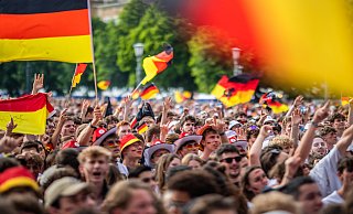 Zahlreiche Fußballfans werden der deutschen Frauen-Elf die Daumen drücken. Mit unserem Leitfaden können auch Sie dazu gehören -- selbst bei völliger Ahnungslosigkeit. - dpa Zahlreiche Fußballfans werden der deutschen Frauen-Elf die Daumen drücken. Mit unserem Leitfaden können auch Sie dazu gehören -- selbst bei völliger Ahnungslosigkeit. - dpa
