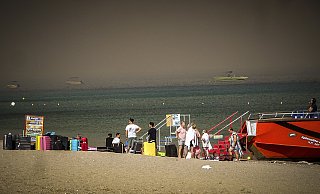 Während andere Touristen noch auf gepackten Koffern sitzen und auf ihre Evakuierung von der Insel Rhodos warten, hat es die Steinhagener Familie Stief bereits in Sicherheit geschafft. - dpa Während andere Touristen noch auf gepackten Koffern sitzen und auf ihre Evakuierung von der Insel Rhodos warten, hat es die Steinhagener Familie Stief bereits in Sicherheit geschafft. - dpa