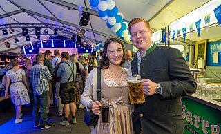 Lissia Hofemeier, die in Bielefeld lebt, mit ihrem Freund Simon Kerker, war extra angereist. - David Scholtissek Lissia Hofemeier, die in Bielefeld lebt, mit ihrem Freund Simon Kerker, war extra angereist. - David Scholtissek
