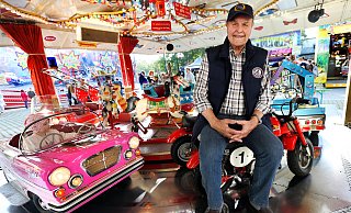 Johann Schneider ist mit seinem Kinderkarussell in Gütersloh jahrelang bei jedem Weihnachtsmarkt vertreten gewesen. An diesem Samstag, 17. Mai, feiert der in Münster lebende Schausteller seinen 100. Geburtstag. - Patrick Menzel Johann Schneider ist mit seinem Kinderkarussell in Gütersloh jahrelang bei jedem Weihnachtsmarkt vertreten gewesen. An diesem Samstag, 17. Mai, feiert der in Münster lebende Schausteller seinen 100. Geburtstag. - Patrick Menzel