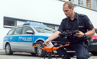 Ein Drohnenpilot der Polizei kontrolliert den Quadrocopter vor dem Start. Die Polizei in Nordrhein-Westfalen hat den Einsatz der Flugmittel umfassend getestet und will sie eher nicht für ordnungsbehördliche Kontrollen einsetzen. - picture alliance/dpa Ein Drohnenpilot der Polizei kontrolliert den Quadrocopter vor dem Start. Die Polizei in Nordrhein-Westfalen hat den Einsatz der Flugmittel umfassend getestet und will sie eher nicht für ordnungsbehördliche Kontrollen einsetzen. - picture alliance/dpa