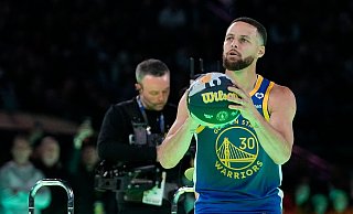 Sein neuer Vertrag beschert Stephen Curry fast 63 Millionen Dollar. - Darron Cummings/AP Sein neuer Vertrag beschert Stephen Curry fast 63 Millionen Dollar. - Darron Cummings/AP