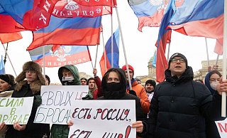 Pro-Kreml-Aktivisten und Studenten demonstrieren auf dem Palastplatz in St. Petersburg. - Foto: Ivan Petrov/AP/dpa Pro-Kreml-Aktivisten und Studenten demonstrieren auf dem Palastplatz in St. Petersburg. - Foto: Ivan Petrov/AP/dpa