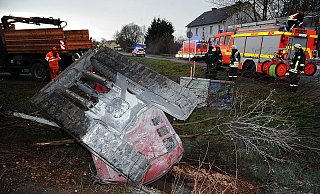 Der umgestürzte Kleinbagger an der A 33-Böschung. - FOTO: MARC KÖPPELMANN Der umgestürzte Kleinbagger an der A 33-Böschung. - FOTO: MARC KÖPPELMANN