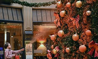 Ein Mitglied der Protestgruppe "Letzte Generation" besprüht einen Weihnachtsbaum in der Leipziger Mädler-Passage. - Patricia Bartos/dpa Ein Mitglied der Protestgruppe "Letzte Generation" besprüht einen Weihnachtsbaum in der Leipziger Mädler-Passage. - Patricia Bartos/dpa