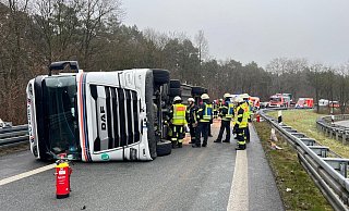 Aus dem auf der Seite liegenden Lkw flossen große Mengen Kraftstoff aus, die von der Feuerwehr abgebunden werden mussten. - Thorsten Heß Aus dem auf der Seite liegenden Lkw flossen große Mengen Kraftstoff aus, die von der Feuerwehr abgebunden werden mussten. - Thorsten Heß