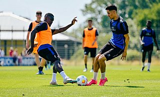 Die zuletzt kränkelnden SCP-Akteure Sirlord Conteh (l.) und Raphael Obermair, hier beim Trainingsauftakt zur Saison 2023/24, dürften gegen Hannover einsatzbereit sein. - Besim Mazhiqi Die zuletzt kränkelnden SCP-Akteure Sirlord Conteh (l.) und Raphael Obermair, hier beim Trainingsauftakt zur Saison 2023/24, dürften gegen Hannover einsatzbereit sein. - Besim Mazhiqi