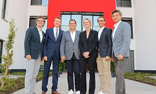 Feierten die Einweihung des neuen Gebäudes (v. l.): Prof. Dr. Rüdiger Kabst, Stephan Winter, Thomas Gerlach, Anja Behrmann (Mitgesellschafterin), Jürgen Wegener (Johannes Wegener Bauunternehmen) und Frank Wolters. - Heiko Appelbaum Feierten die Einweihung des neuen Gebäudes (v. l.): Prof. Dr. Rüdiger Kabst, Stephan Winter, Thomas Gerlach, Anja Behrmann (Mitgesellschafterin), Jürgen Wegener (Johannes Wegener Bauunternehmen) und Frank Wolters. - Heiko Appelbaum