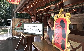 Dirk Tschischke (l.) und Hans-Otto Bröckling eröffnen ab Freitag einen temporären Biergarten an den Paderborner Fischteichen. - Marc Schröder Dirk Tschischke (l.) und Hans-Otto Bröckling eröffnen ab Freitag einen temporären Biergarten an den Paderborner Fischteichen. - Marc Schröder