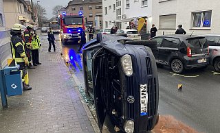 Polizeibeamte nehmen die Unfallspuren auf. Ein VW Golf ist auf die Seite gekippt, nachdem er mit einem entgegenkommenden Skoda zusammengeprallt war. - Jens Reichenbach Polizeibeamte nehmen die Unfallspuren auf. Ein VW Golf ist auf die Seite gekippt, nachdem er mit einem entgegenkommenden Skoda zusammengeprallt war. - Jens Reichenbach