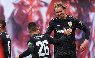 Stuttgarts Spieler Nick Woltemade (r) und Deniz Undav jubeln nach dem 2:2 in Leipzig. - Jan Woitas/dpa Stuttgarts Spieler Nick Woltemade (r) und Deniz Undav jubeln nach dem 2:2 in Leipzig. - Jan Woitas/dpa