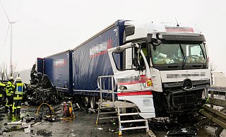 Bei einem schweren Auffahrunfall am Stauende sind auf der A 44 in Höhe Elisenhof drei Menschen getötet worden. - Ralph Meyer Bei einem schweren Auffahrunfall am Stauende sind auf der A 44 in Höhe Elisenhof drei Menschen getötet worden. - Ralph Meyer