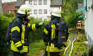 Die Feuerwehr ist mit Atemschutgeräten vor Ort. - Christian Mathiesen Die Feuerwehr ist mit Atemschutgeräten vor Ort. - Christian Mathiesen