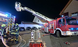 Bei Einsatz der Feuerwehr kam auch eine Drehleiter zum Einsatz. - Ralph Meyer Bei Einsatz der Feuerwehr kam auch eine Drehleiter zum Einsatz. - Ralph Meyer