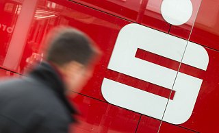 Die Sparkasse Nürnberg kündigt 21.000 Kunden ihren Prämiensparvertrag. In Paderborn besitzen 35.400 Kunden diesen Sparvertrag. - picture alliance Die Sparkasse Nürnberg kündigt 21.000 Kunden ihren Prämiensparvertrag. In Paderborn besitzen 35.400 Kunden diesen Sparvertrag. - picture alliance