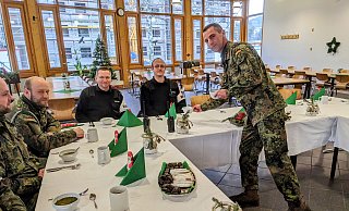 Kommandeur Oberstleutnant Michael Mosig trägt persönlich die Suppe auf. - Burkhard Battran Kommandeur Oberstleutnant Michael Mosig trägt persönlich die Suppe auf. - Burkhard Battran
