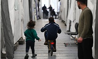Flüchtlinge in einem Zelt einer provisorischen Flüchtlingsunterkunft in Hessen. - Arne Dedert/dpa Flüchtlinge in einem Zelt einer provisorischen Flüchtlingsunterkunft in Hessen. - Arne Dedert/dpa