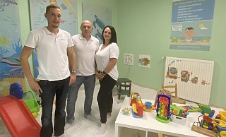 Paul Janzen (v. l.) steht mit Andreas und Irina Lehn im Sole-Raum, der mit reichlich Spielzeug ausgestattet ist. Die Luft ist bereits etwas solehaltig vernebelt. - Nicole Sielermann Paul Janzen (v. l.) steht mit Andreas und Irina Lehn im Sole-Raum, der mit reichlich Spielzeug ausgestattet ist. Die Luft ist bereits etwas solehaltig vernebelt. - Nicole Sielermann