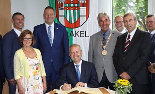 Festredner: IHK-Präsident Wolf D. Meier-Scheuven trug sich vor seinem Vortrag beim Wirtschaftstag in das Goldene Buch der Stadt ein. - Hermann Ludwig Festredner: IHK-Präsident Wolf D. Meier-Scheuven trug sich vor seinem Vortrag beim Wirtschaftstag in das Goldene Buch der Stadt ein. - Hermann Ludwig