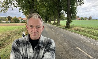 Pascal Rambow kämpft sich seit zwei Jahren zurück ins Leben. Er versteht nicht, warum auf der beschädigten und engen Bechterdisser Straße Tempo 100 gilt. - Jens Reichenbach Pascal Rambow kämpft sich seit zwei Jahren zurück ins Leben. Er versteht nicht, warum auf der beschädigten und engen Bechterdisser Straße Tempo 100 gilt. - Jens Reichenbach