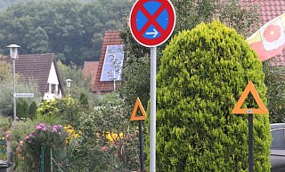 Orangefarbene Dreiecke wachsen aus den Vorgärten der Anwohner, wie hier in Bad Salzuflen. Die Zeichen verdeutlichen den zunehmenden Protest gegen eine neue ICE-Trasse durch OWL. - Peter Steinert Orangefarbene Dreiecke wachsen aus den Vorgärten der Anwohner, wie hier in Bad Salzuflen. Die Zeichen verdeutlichen den zunehmenden Protest gegen eine neue ICE-Trasse durch OWL. - Peter Steinert