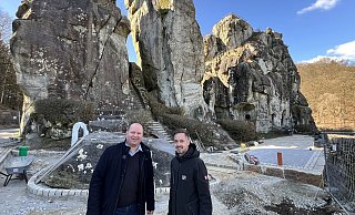 Landesverbands-Vize Arne Brand (links) und Bau-Chef Falk Julke oberhalb des Vorplatzes an den Externsteinen, von dem Besucher aufsteigen können. Auf der Pflasterfläche rechts wird das neue Kassenhäuschen stehen. - Till Brand Landesverbands-Vize Arne Brand (links) und Bau-Chef Falk Julke oberhalb des Vorplatzes an den Externsteinen, von dem Besucher aufsteigen können. Auf der Pflasterfläche rechts wird das neue Kassenhäuschen stehen. - Till Brand