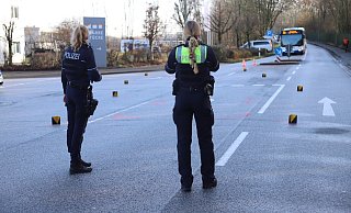 Sperrung: Die Polizei bei der Rekonstruktion der Kollision auf der Dingerdisser Straße. - Charlotte Mahncke Sperrung: Die Polizei bei der Rekonstruktion der Kollision auf der Dingerdisser Straße. - Charlotte Mahncke