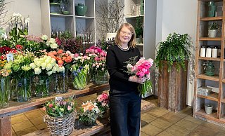 Floristikmeisterin Carolin Fricke hat das Blumengeschäft Jocksch übernommen. Für die Zukunft plant sie Workshops, anzubieten und mit ihrem Geschäft aktiver in den sozialen Medien zu werden. - Jule Prietzel Floristikmeisterin Carolin Fricke hat das Blumengeschäft Jocksch übernommen. Für die Zukunft plant sie Workshops, anzubieten und mit ihrem Geschäft aktiver in den sozialen Medien zu werden. - Jule Prietzel