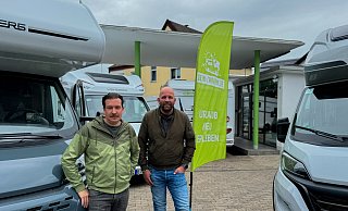 Die Geschäftspartner Jens Timo Brinkmann (48) und Jan Ueckermann (42) lassen sich von dem Großbrand nicht unterkriegen. - Paul Brinkmann Die Geschäftspartner Jens Timo Brinkmann (48) und Jan Ueckermann (42) lassen sich von dem Großbrand nicht unterkriegen. - Paul Brinkmann