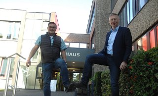 Christdemokrat Ulrich Hempelmann (l.) und Sozialdemokrat Andreas Hüffmann treffen sich zum Schlagabtausch vor dem Rathaus in Hiddenhausen. - Natalie Gottwald Christdemokrat Ulrich Hempelmann (l.) und Sozialdemokrat Andreas Hüffmann treffen sich zum Schlagabtausch vor dem Rathaus in Hiddenhausen. - Natalie Gottwald