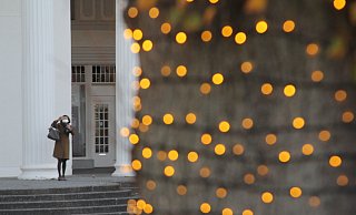 Eine Frau fotografiert sich vor der Wandelhalle im weihnachtlich beleuchteten Kurpark. - Ulf Hanke Eine Frau fotografiert sich vor der Wandelhalle im weihnachtlich beleuchteten Kurpark. - Ulf Hanke