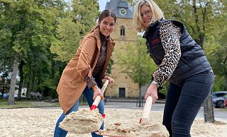 Rufen zum großen Schüppen auf: Judith Roderfeld (links) und Bettina Kämpf wollen, dass die 40 Tonnen Sennesand vom Isselhorster Kirchplatz in die Hände neuer Besitzer wandern. Der Sand kann kostenlos abgeholt werden. - Christian Bröder Rufen zum großen Schüppen auf: Judith Roderfeld (links) und Bettina Kämpf wollen, dass die 40 Tonnen Sennesand vom Isselhorster Kirchplatz in die Hände neuer Besitzer wandern. Der Sand kann kostenlos abgeholt werden. - Christian Bröder