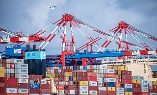 Containerschiffe liegen am Tiefwasserhafen Jade-Weser-Port in Wilhelmshaven. - Sina Schuldt/dpa Containerschiffe liegen am Tiefwasserhafen Jade-Weser-Port in Wilhelmshaven. - Sina Schuldt/dpa