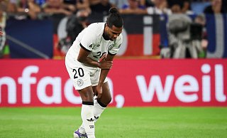 Serge Gnabry fasst sich in Bratislava an den verletzten linken Arm. - Christian Charisius/dpa Serge Gnabry fasst sich in Bratislava an den verletzten linken Arm. - Christian Charisius/dpa