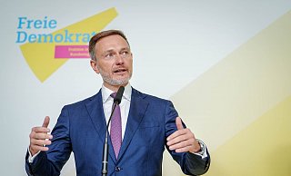 Endgültige Abschaffung des Solidaritätszuschlags auch für Vielverdiener und Stopp aller neuen Regulierungen: Finanzminister Lindner kommt mit einem neuen Forderungspapier. - Kay Nietfeld/dpa Endgültige Abschaffung des Solidaritätszuschlags auch für Vielverdiener und Stopp aller neuen Regulierungen: Finanzminister Lindner kommt mit einem neuen Forderungspapier. - Kay Nietfeld/dpa